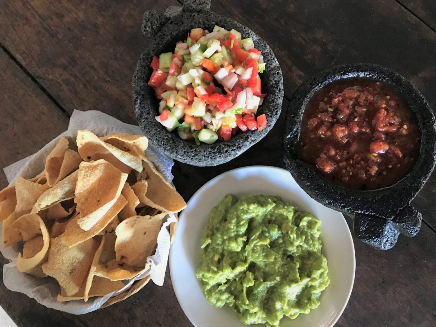 Comida mexicana tradicional servida en el rancho después del paseo a caballo