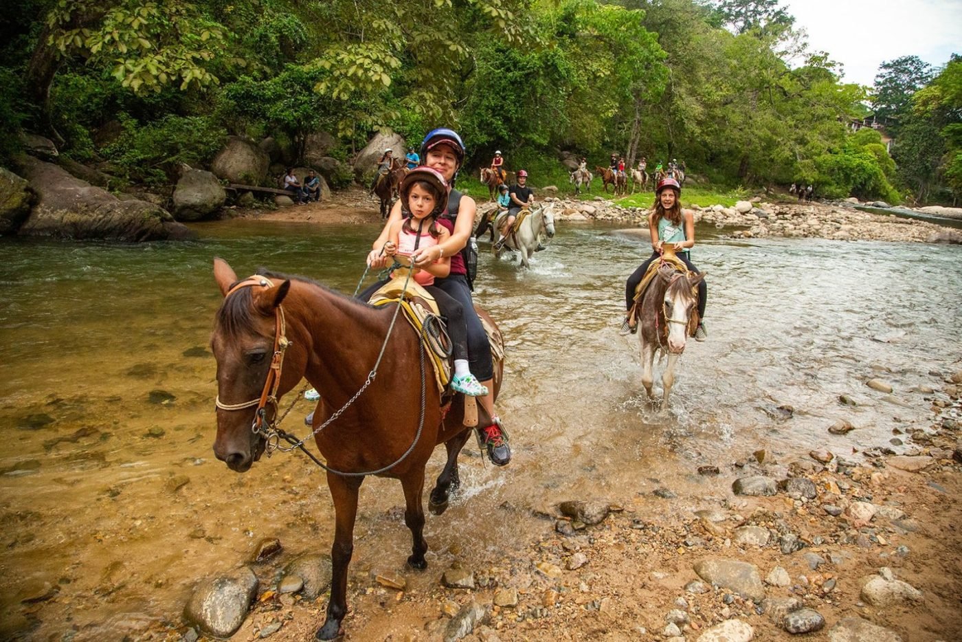 Grupo montando a caballo en Rancho Capomo