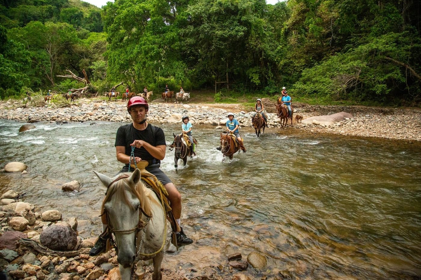 Puente colgante en el sendero hacia la cascada